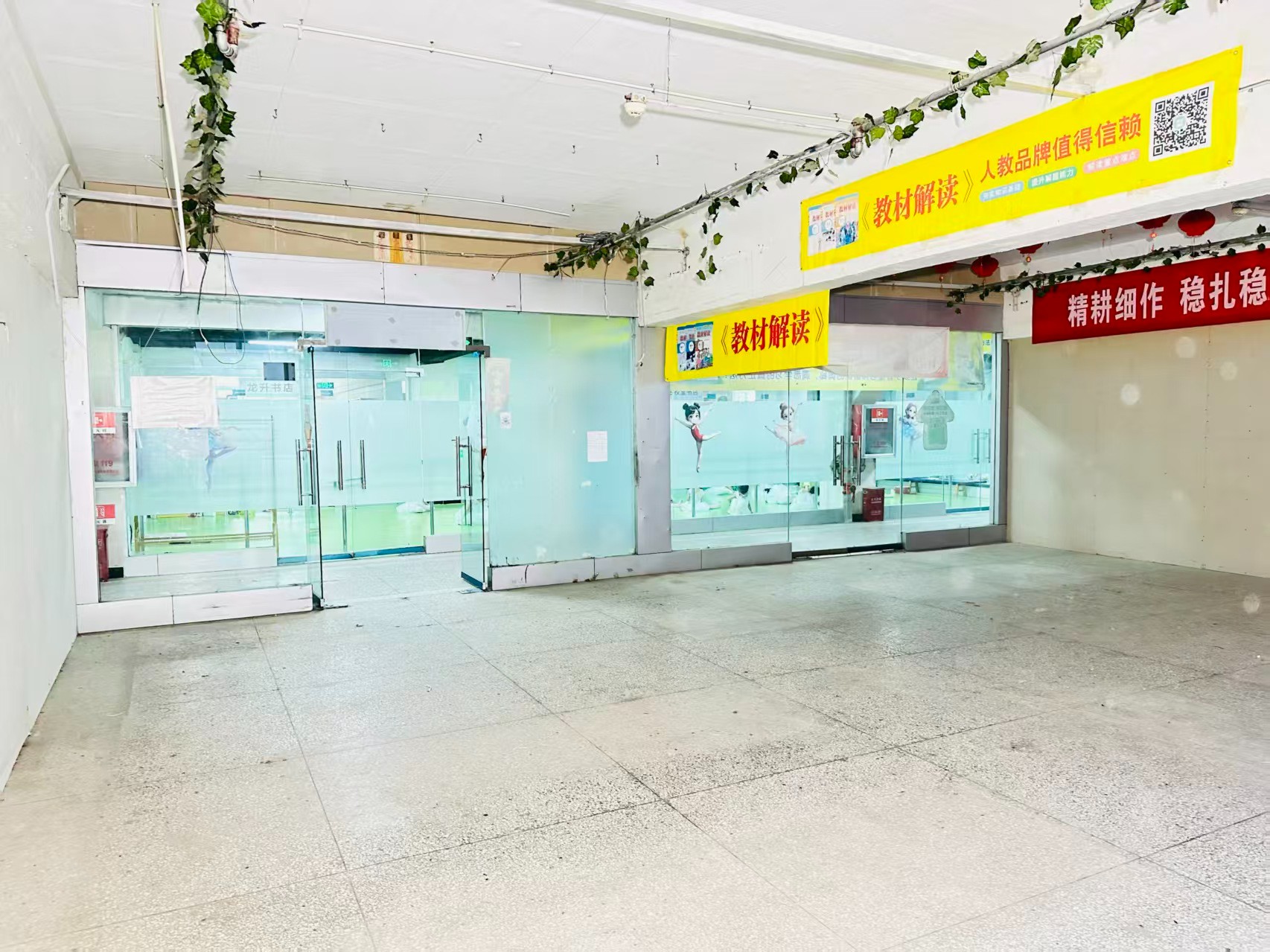 凤凰谷产业园提供写字楼、商铺、展示空间、直播间等多种面积选择，满足企业办公、研发、展示、运营等多元需求。