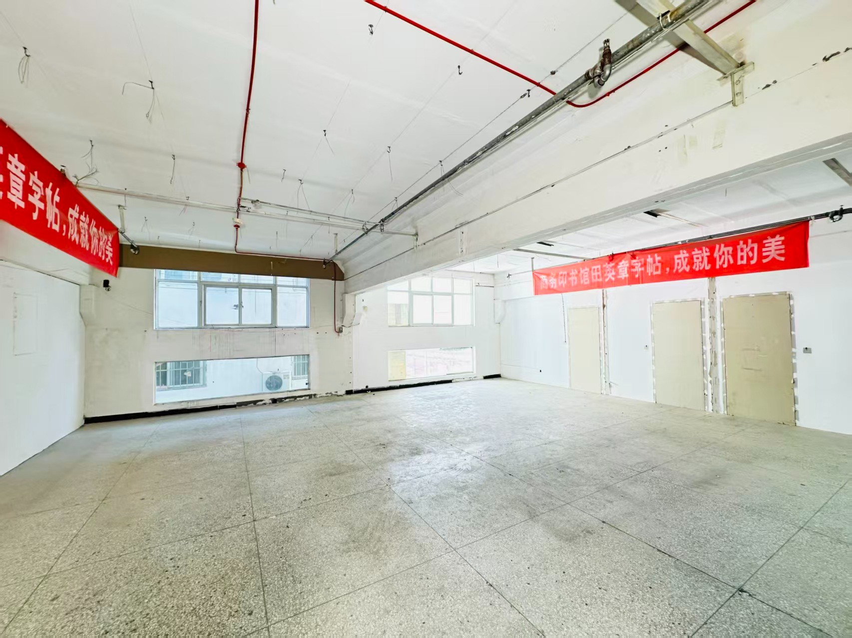 凤凰谷产业园重点吸引人工智能应用、数字经济、电商直播、智能制造服务、软件开发、科技创新企业及创业团队入驻